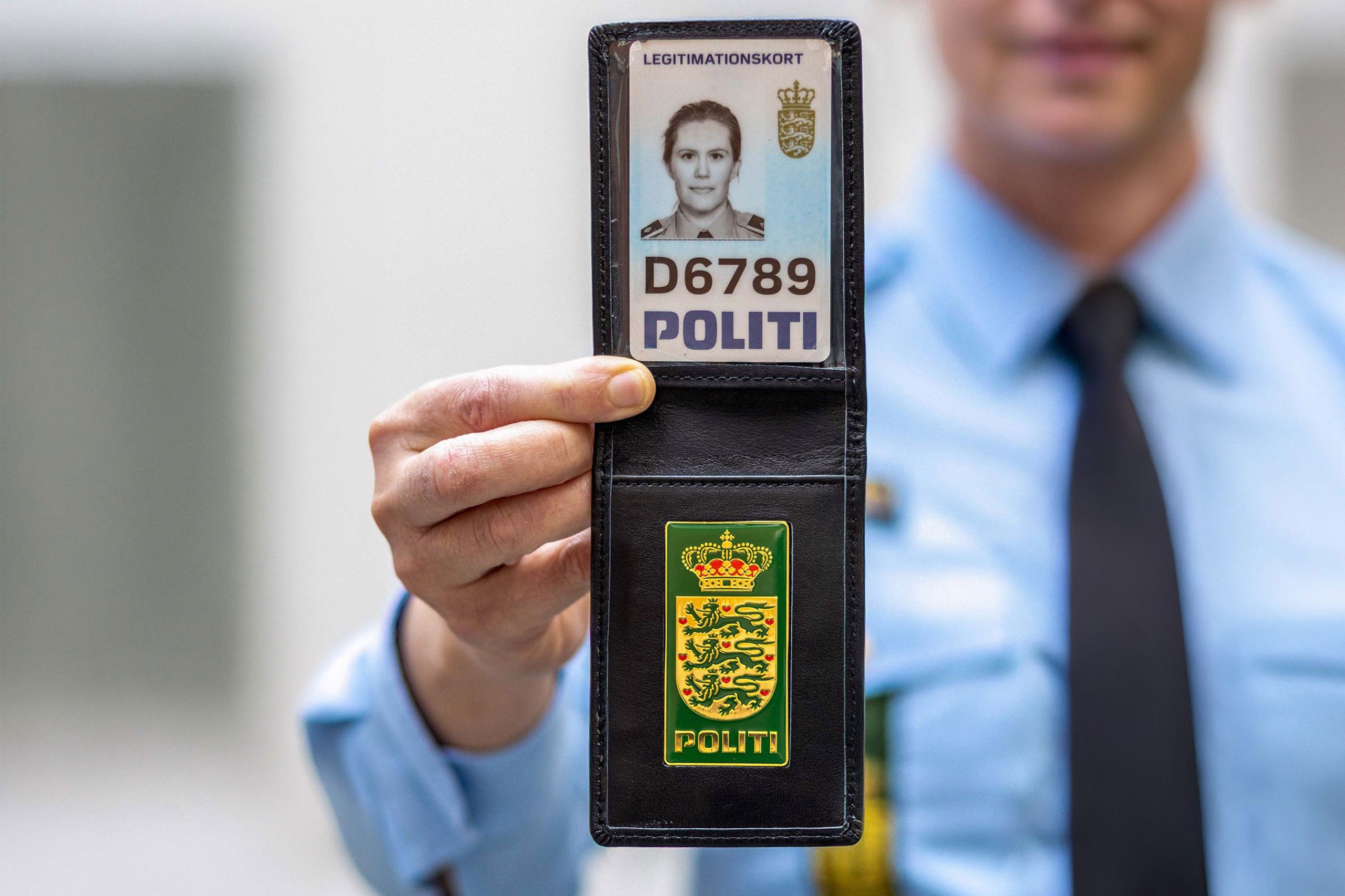 Kvindelig betjent med nyt politiskilt