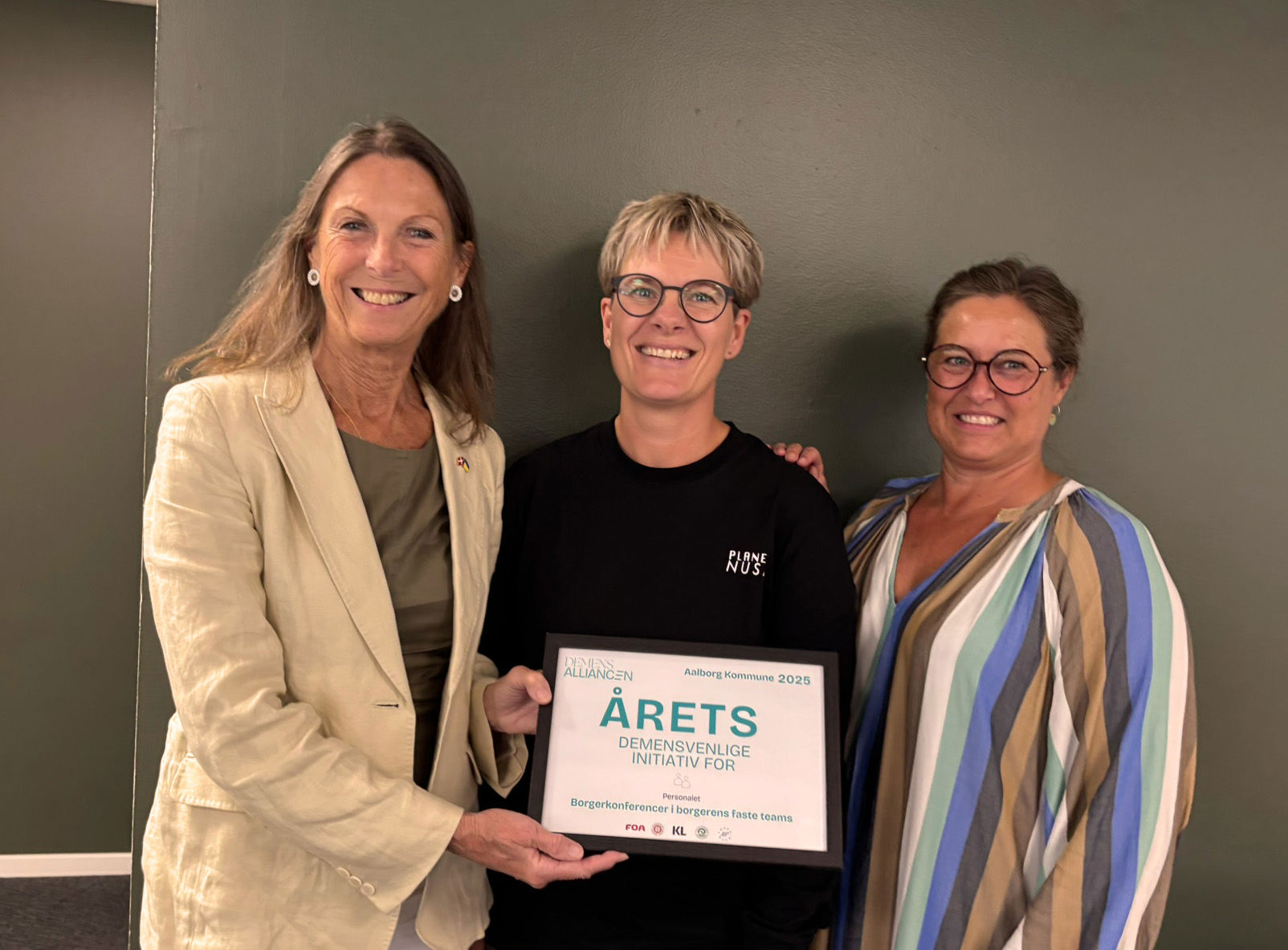 Rådmand Vibeke Gamst, Thea Buus Lynggaard og Sannah Landor Laursen