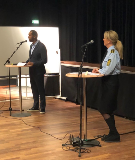 Daværende rådmand Nuuradiin Hussein og politidirektør Anne Marie Roum Svendsen på podie