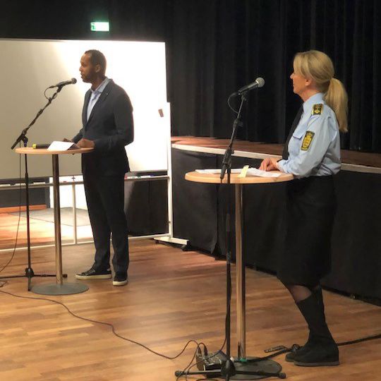Daværende rådmand Nuuradiin Hussein og politidirektør Anne Marie Roum Svendsen på podie
