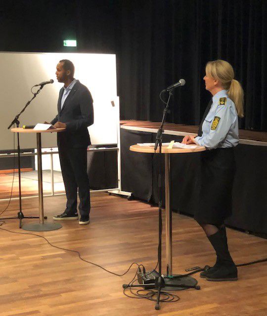 Daværende rådmand Nuuradiin Hussein og politidirektør Anne Marie Roum Svendsen på podie