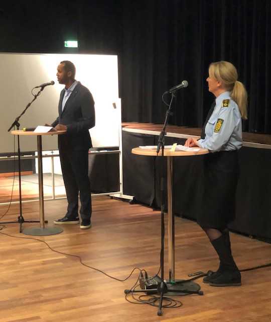 Daværende rådmand Nuuradiin Hussein og politidirektør Anne Marie Roum Svendsen på podie