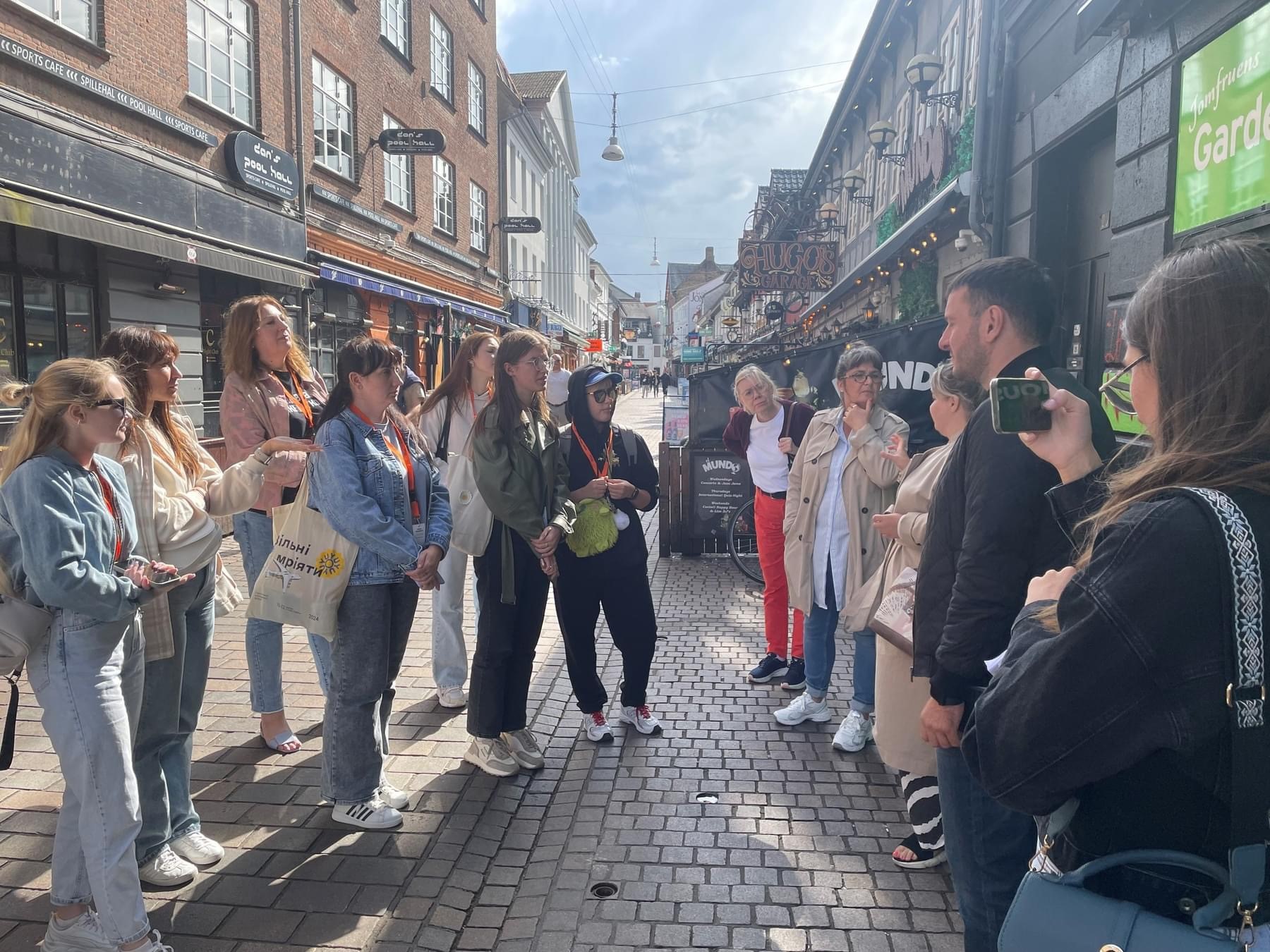 En gruppe mennesker fra Mykolaiv, der besøger Safe House i Jomfru Ane Gade i Aalborg