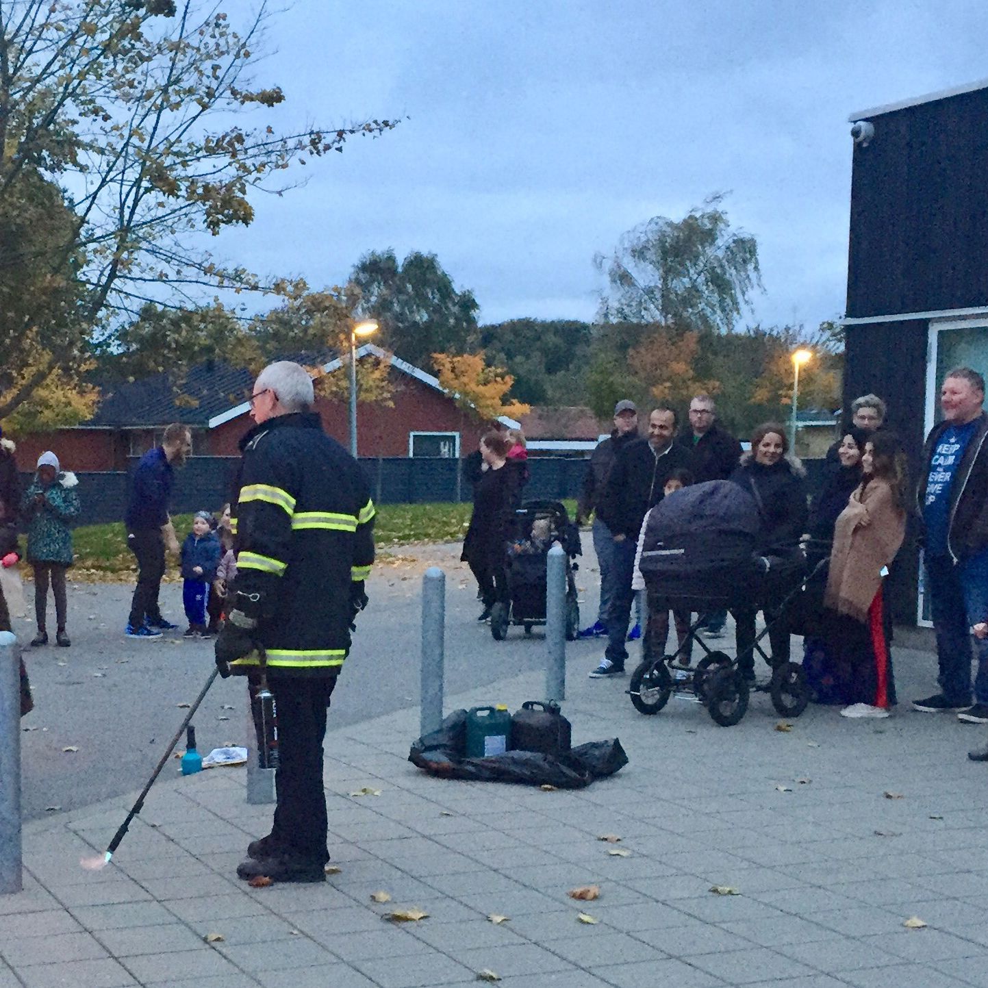 Mennesker, der ser, hvordan man slukker en brand i et komfur