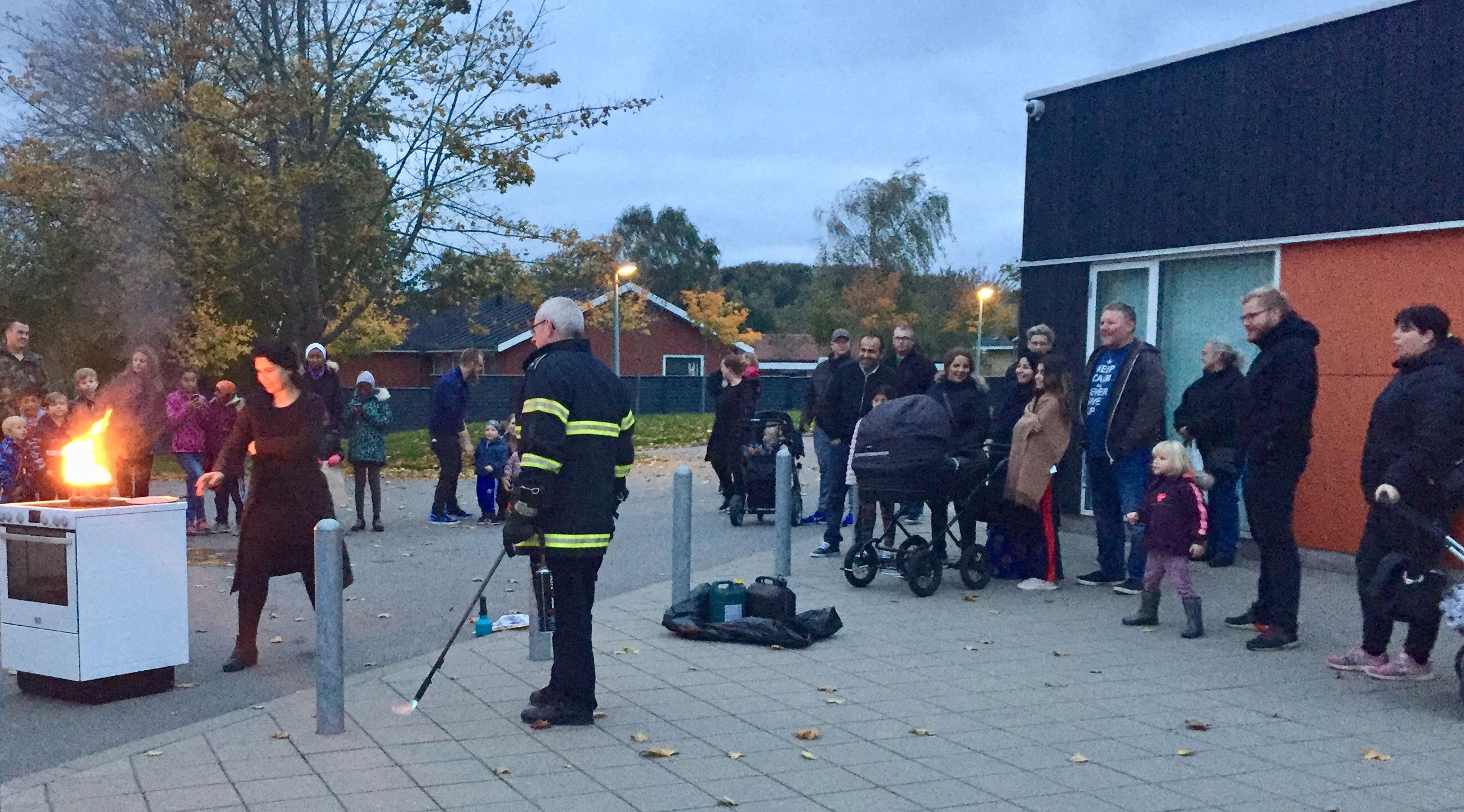 Mennesker, der ser, hvordan man slukker en brand i et komfur