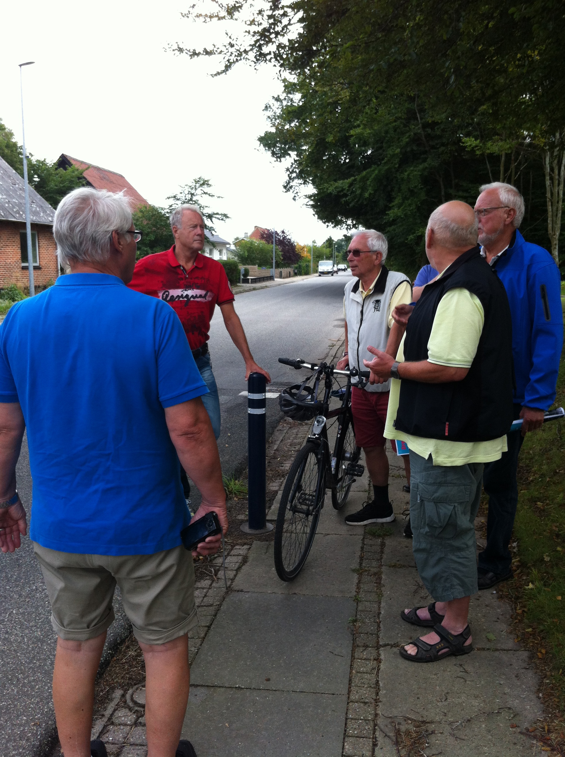 En flok mennesker, der skal på tryghedsvandring i naturen