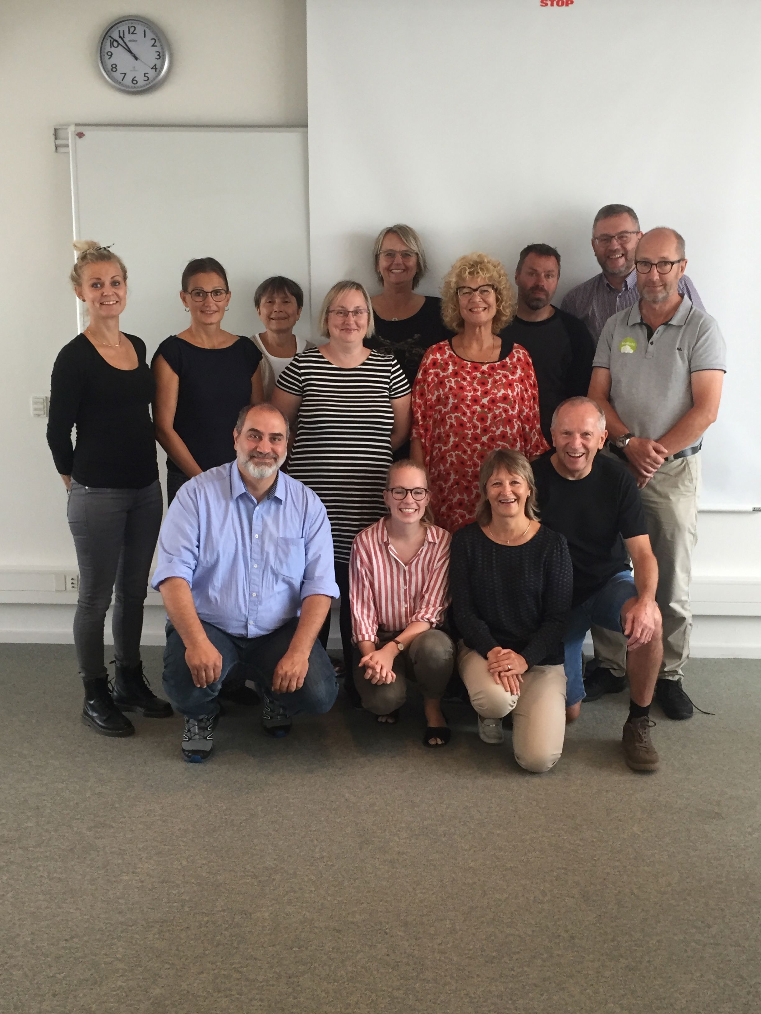 En gruppe mennesker, der arbejder med demensvenlige boliger